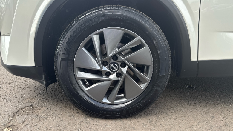 Nissan Qashqai 1.3 DiG-T MH Acenta Premium 5dr Petrol Hatchback